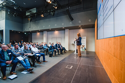 Carola Moresche erklärt die wichtigsten Schritte für die Software-Implementierung (Foto: ©InLoox GmbH; Fotografin: Mica Zeitz)