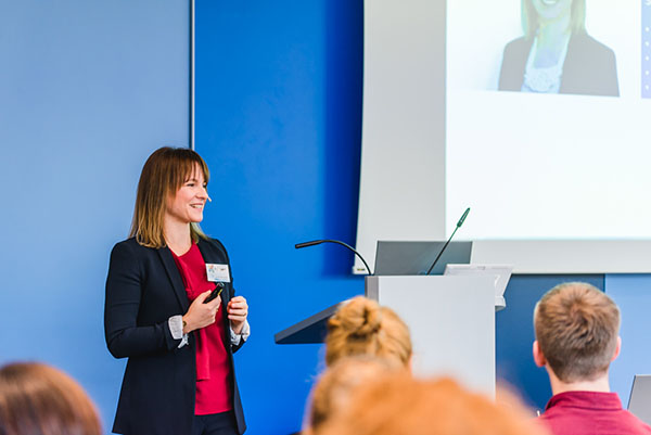 InLoox Insider Tag 2017: Vortrag "InLoox arbeitet mit InLoox - Wie sich die Marketing-Abteilung organisiert" von InLoox Marketing Managerin Carola Moresche