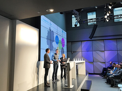 Astrid Auperle (Leiterin Gesellschaftliches Engagement Microsoft Deutschland), Clemens Frede (Leiter Programmentwicklung Stifter-helfen.net) und Moderator Sven Oswald begrüßen die über 250 Teilnehmer zum 4. Non-Profit-Tag