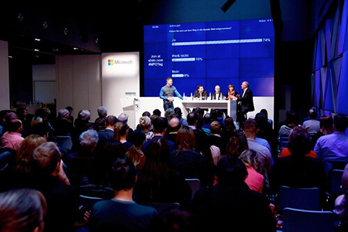 Interaktives Panel auf dem NPO-Tag 2017: 73% der Teilnehmer fühlen sich auf dem Weg in die digitale Welt mitgenommen (Bild: Microsoft Politik)