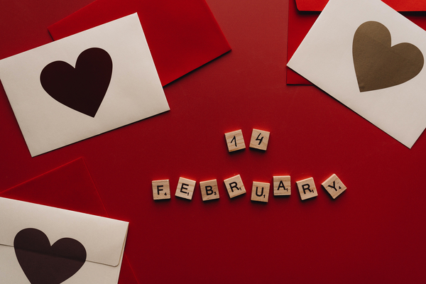 Valentinstag im Büro? – Wir sagen Ja! Vier Gründe, warum Sie Ihren Kollegen eine kleine Freude machen sollten