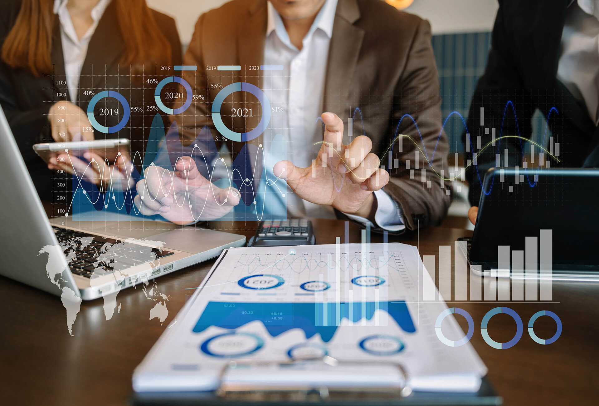 In der digitalen, automatisierten Datenverarbeitung und Auswertung liegt der Mehrwert von Projektmanagement-Software-Tools.